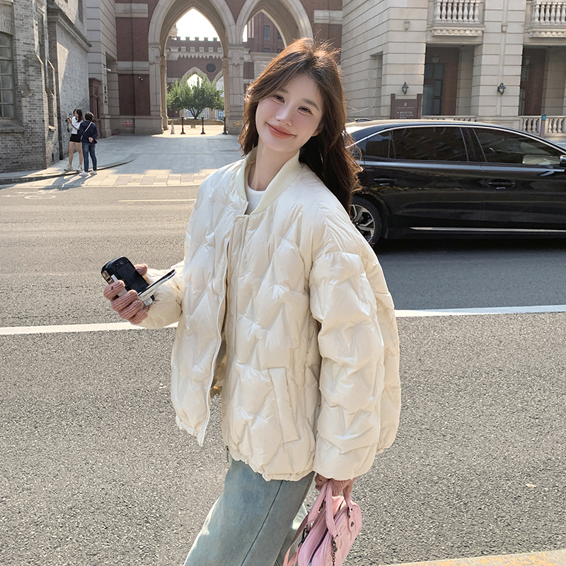 米白色菱格轻薄炸街羽绒服女冬韩系超好看小众短款90白鸭绒厚外套