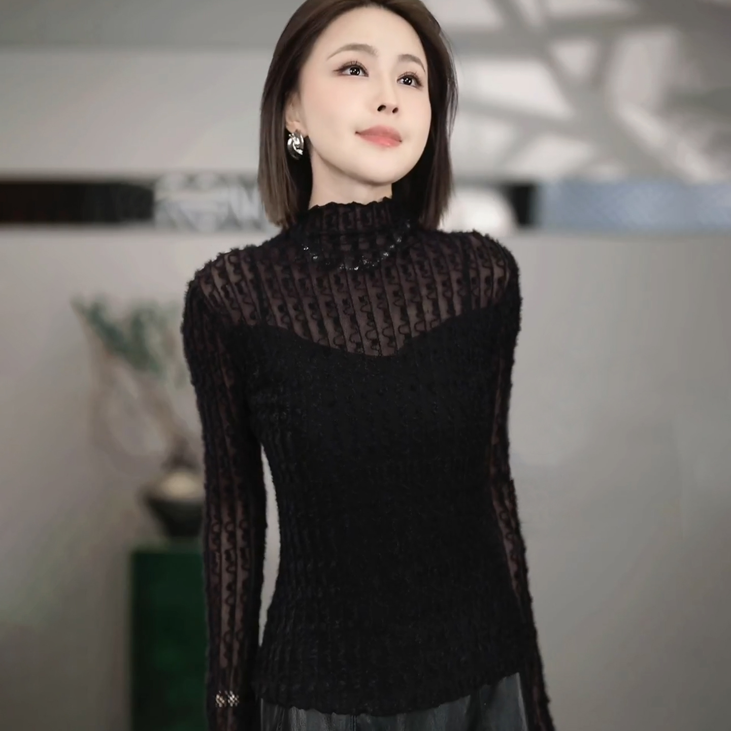 溶溶【柔光星海】RONGRONG 半高领网纱木耳边气质女上衣C-L206611-1