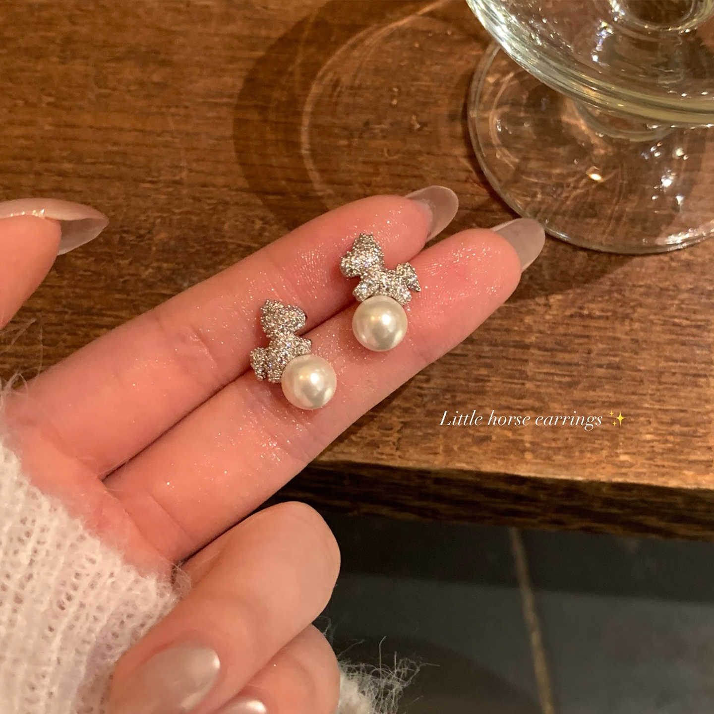 铜合金耳饰 满锆银色小马珍珠耳钉女耳环轻奢高级感独特漂亮耳饰