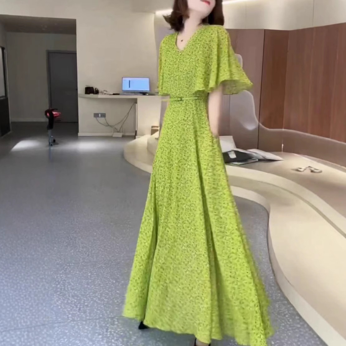 2025夏季气质轻奢绿色时尚碎花长款高端显瘦法式收腰褶皱名媛裙子