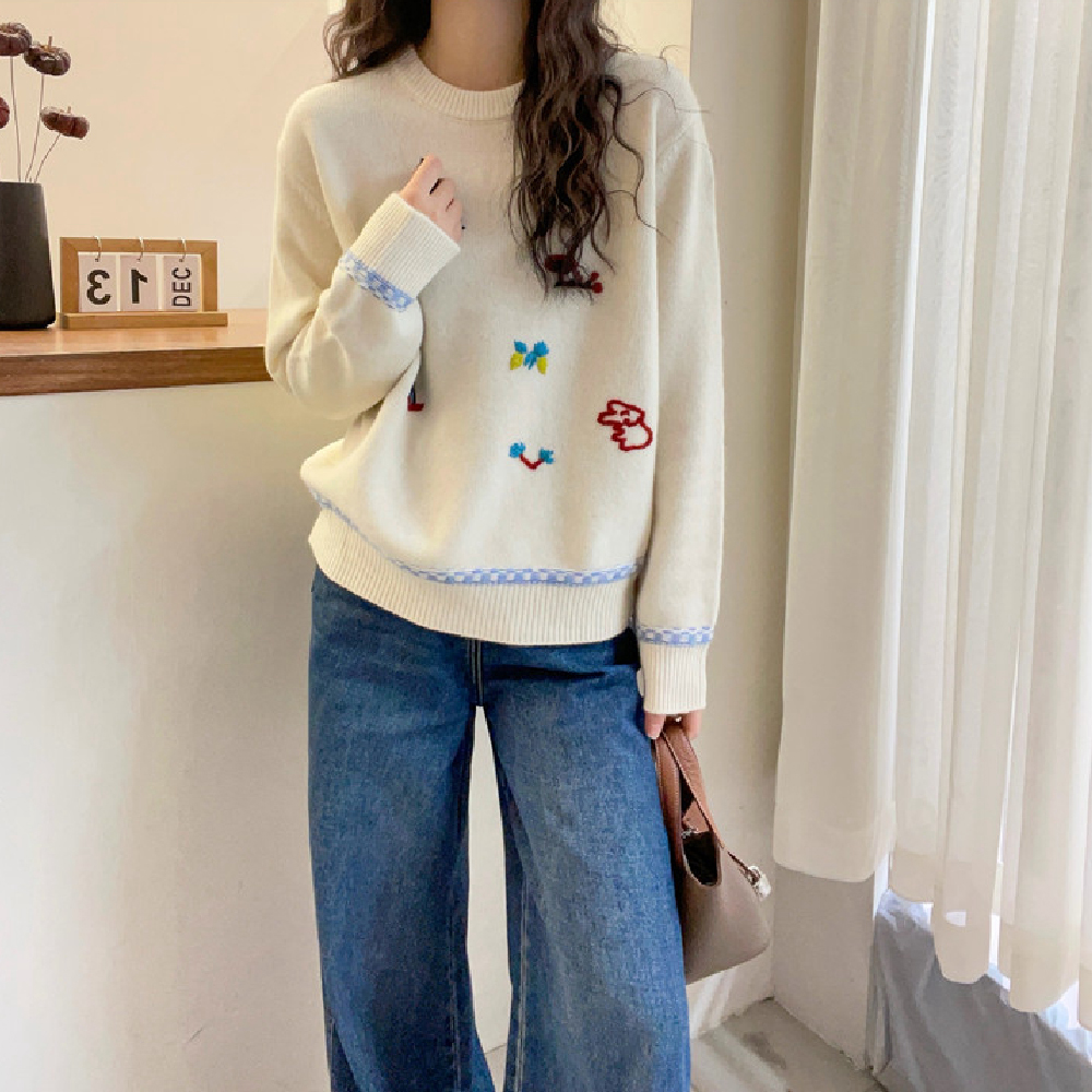 秋冬时尚女装新款圆领长袖套头宽松别致刺绣图案拼接可爱针织毛衣