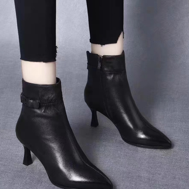 设计优雅的软皮高跟鞋，2025新款秋季短靴，尖头细高跟，舒适的冬