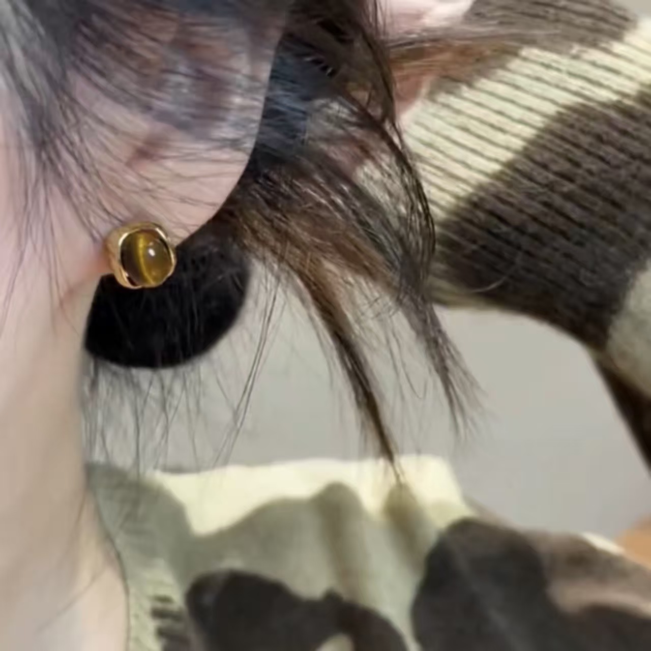 铜合金耳饰 复古港风几何虎眼石耳钉小巧精致秋冬2025新款爆款