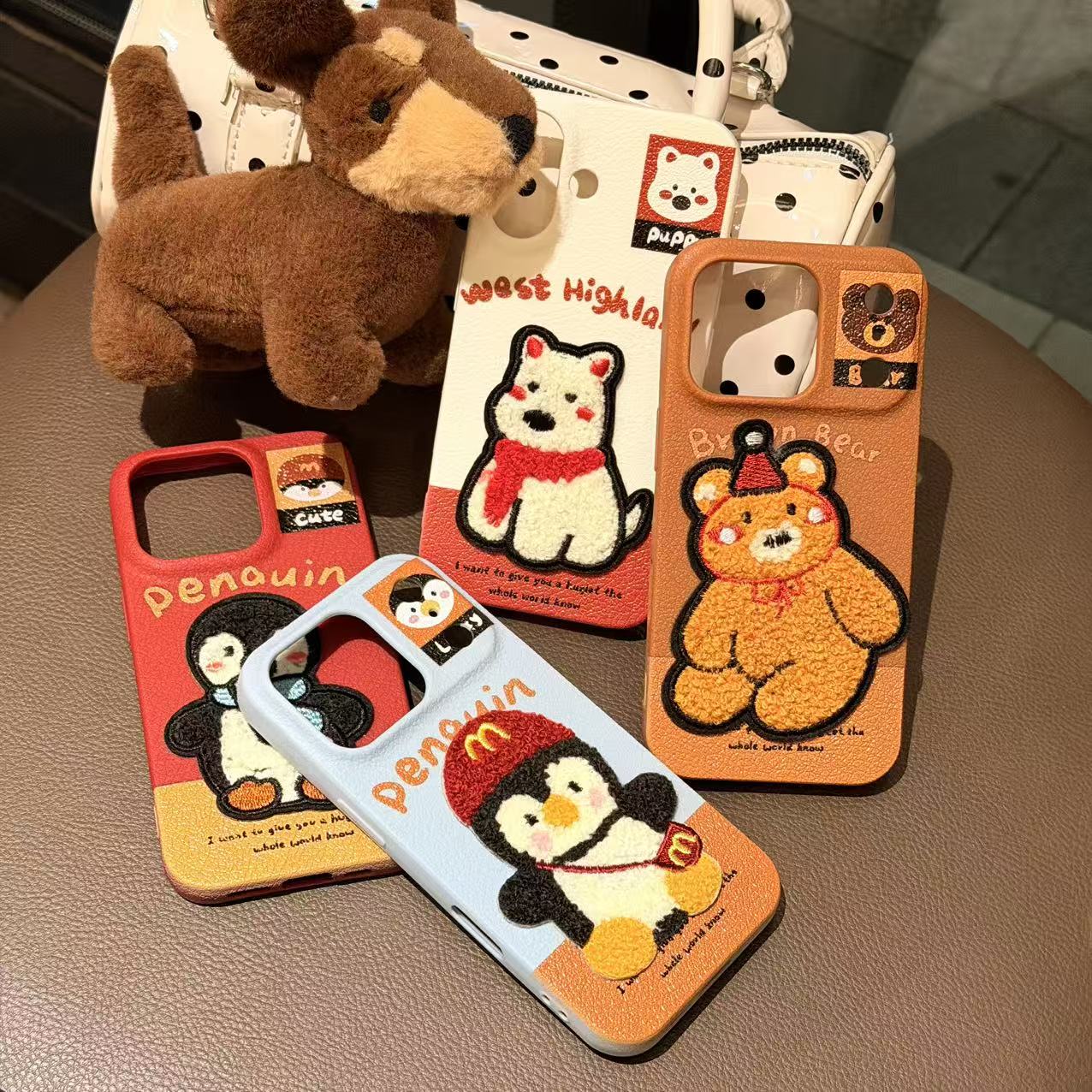 秋冬刺绣企鹅西高地适用苹果iPhone17pro/16/14/15手机壳仿皮纹