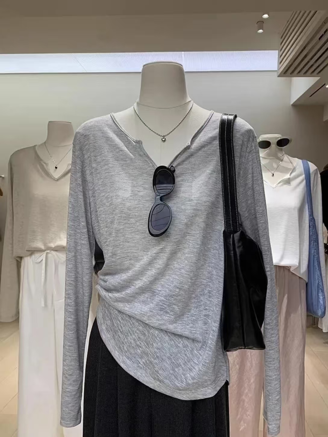 孕妇早秋款灰色剪刀领设计感T恤休闲风防晒短款拼接纯色V领打底衫