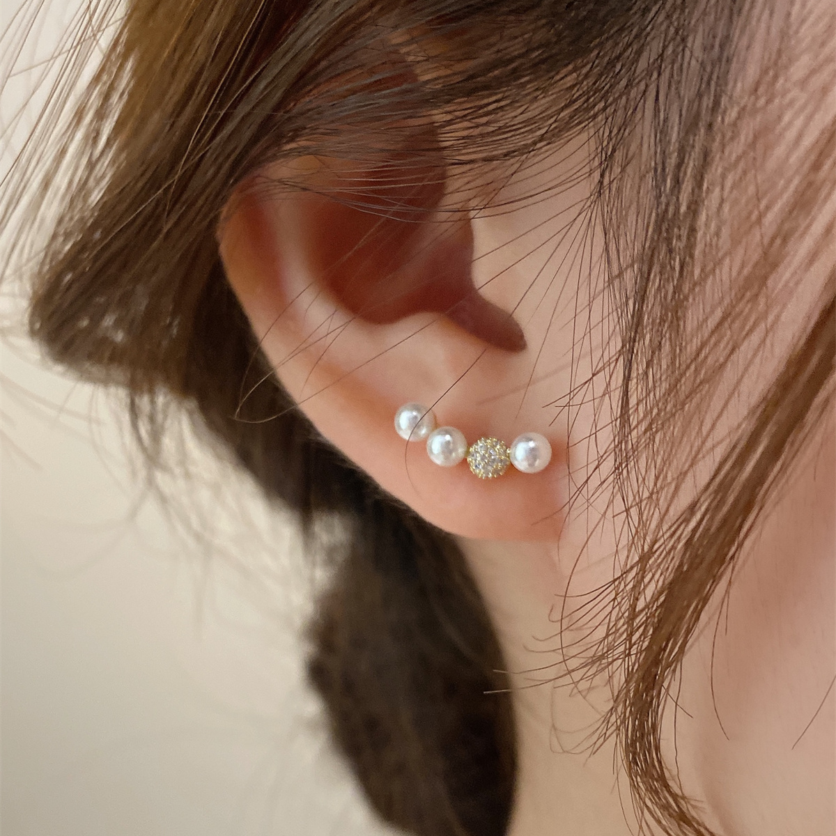 铜合金耳饰 微笑一字简约高级感耳钉女新款小众设计耳环轻奢耳饰