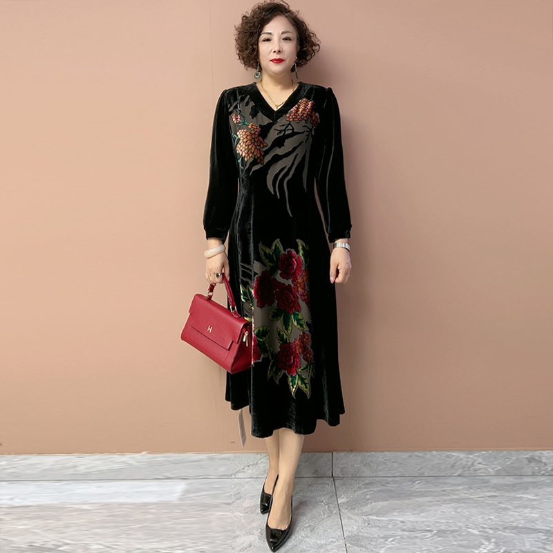 丝绒烧花连衣裙秋冬新款宽松遮肚显瘦长袖V领A字裙阔太太中长裙子