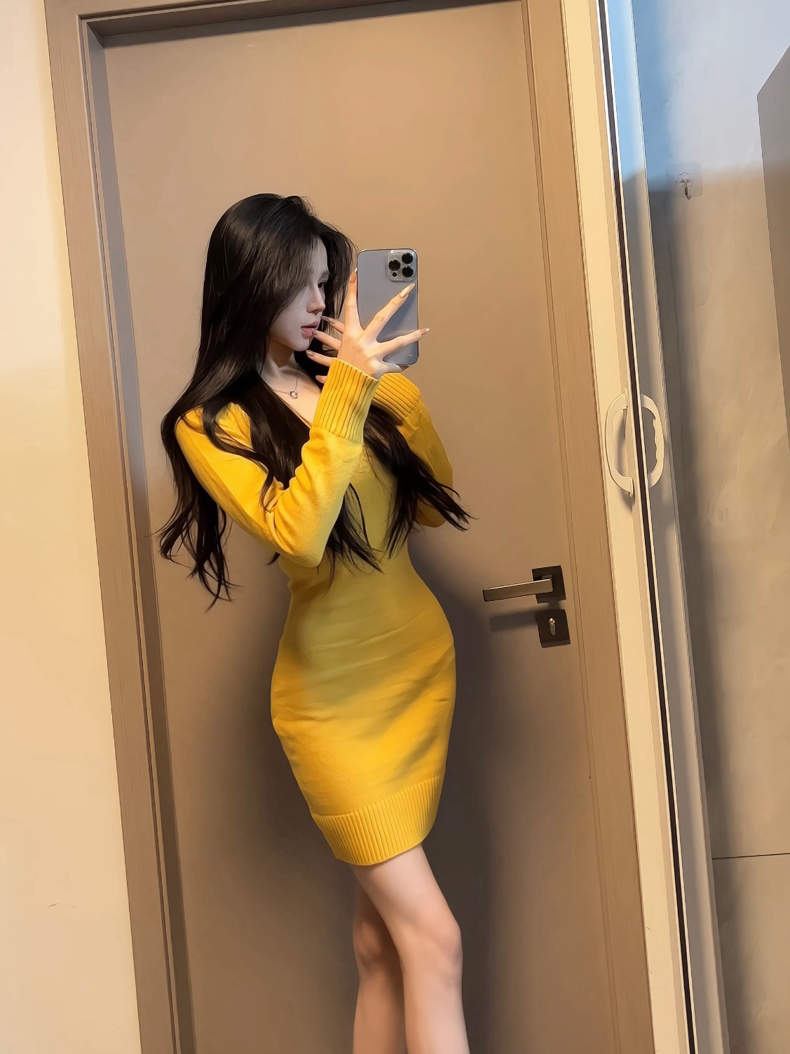 甜漫韩女秋冬柠檬黄性感U领针织毛衣小个子内搭显白包臀连衣裙