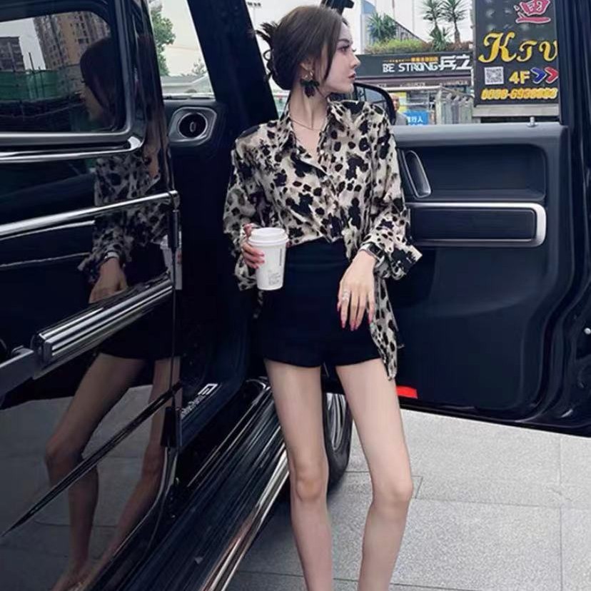 时尚豹纹衬衫洋气宽松长袖雪纺衬衣+复古港风黑色短裤休闲两件套