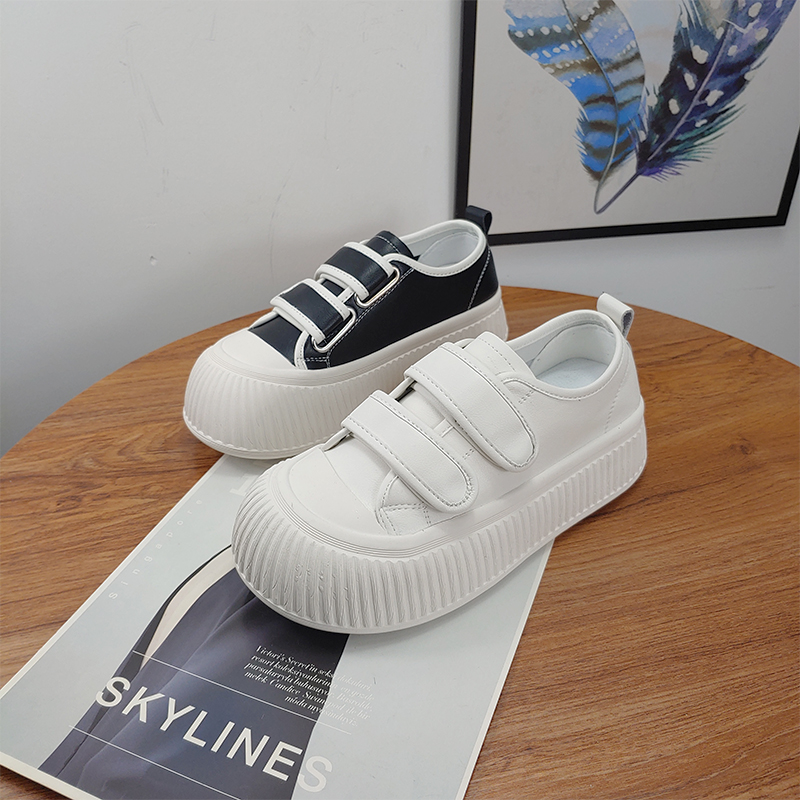 真皮魔术贴小白鞋女2025秋季新款轻便圆头丑萌厚底百搭休闲饼干鞋