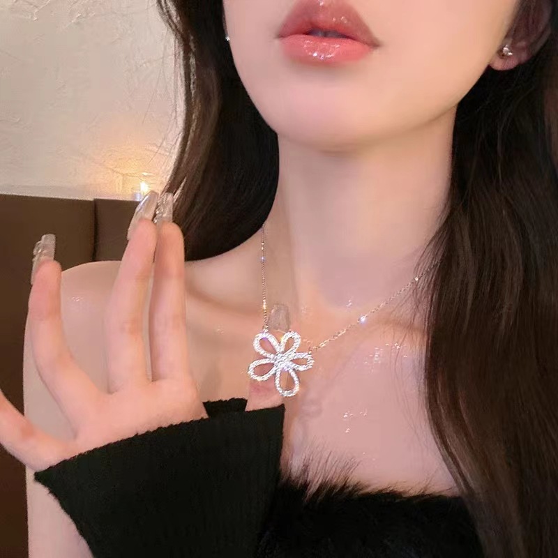 钛钢项链 不掉色闪钻镂空花朵项链女气质百搭花瓣毛衣链日常百搭