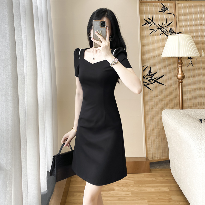 法式方领连衣裙女夏季高贵设计感赫本风小黑裙短袖轻奢高级感裙子