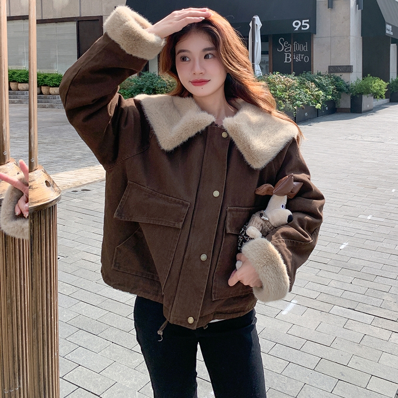 美拉德咖色短款派克服女2025年冬季新款加绒加厚毛绒拼接翻领外套