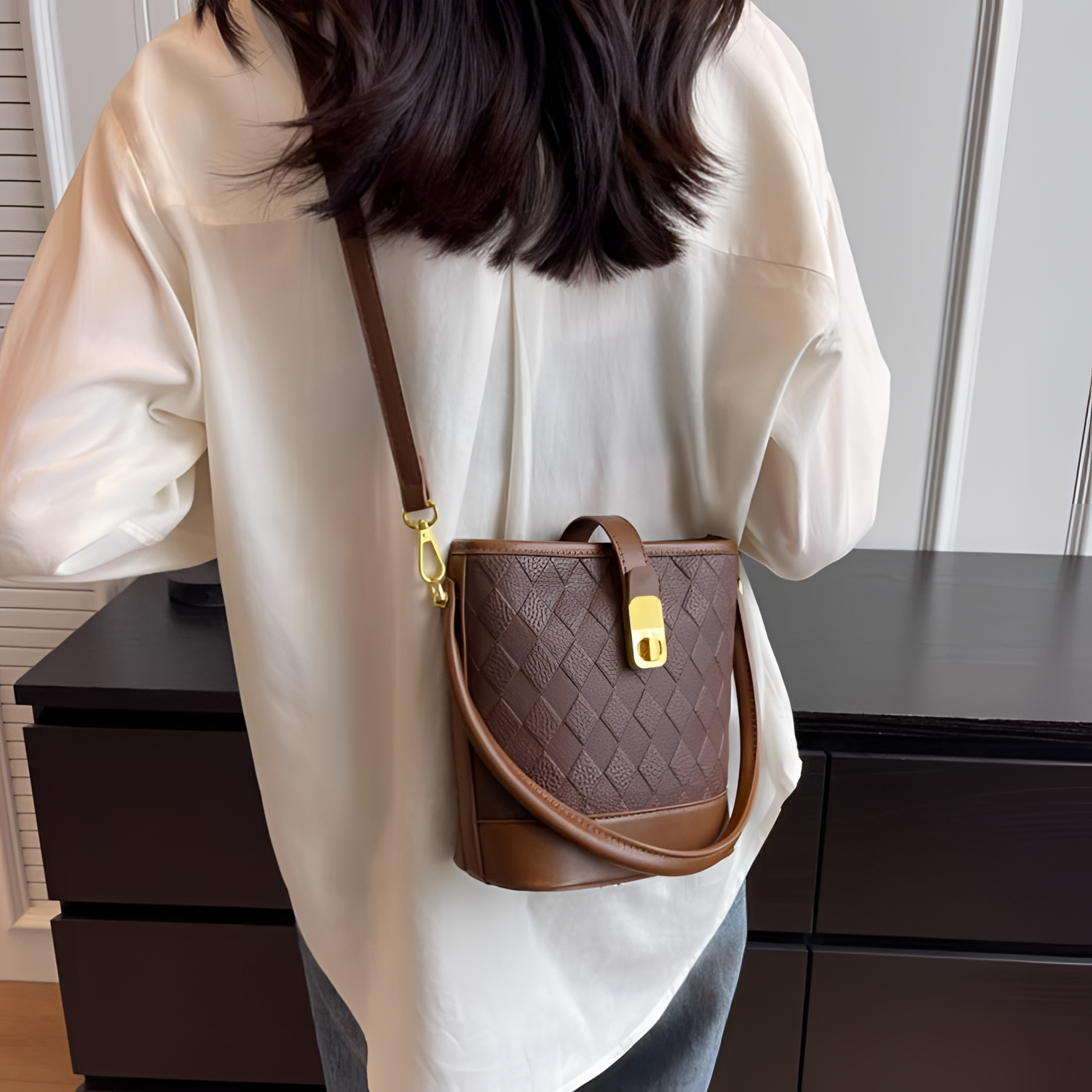 轻奢2025时尚百搭单肩斜挎包质感韩系手提通勤水桶包秋冬新款女包