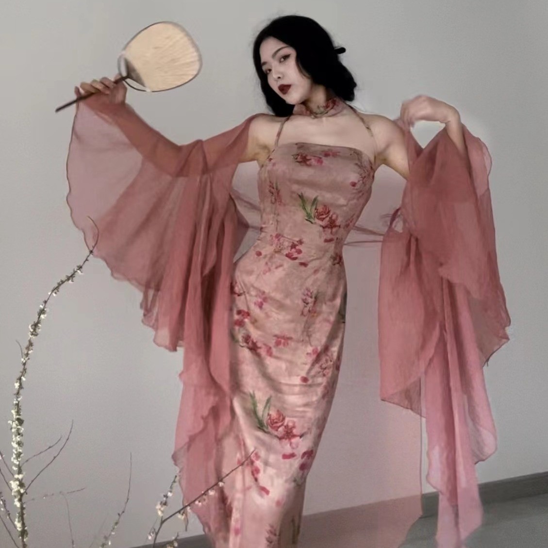 LHMknk1画报夫人原创自制粉樱花平领挂脖开叉修身显摆连衣裙