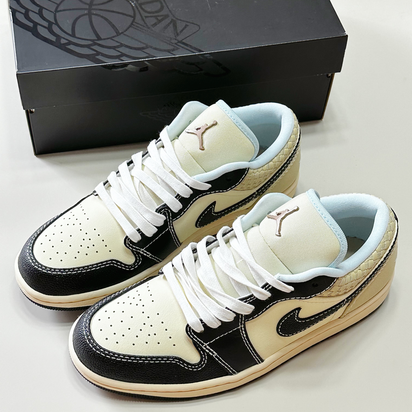 AIR JORDAN 1男款米黑色耐磨运动篮球鞋低帮复古休闲板鞋官方正品