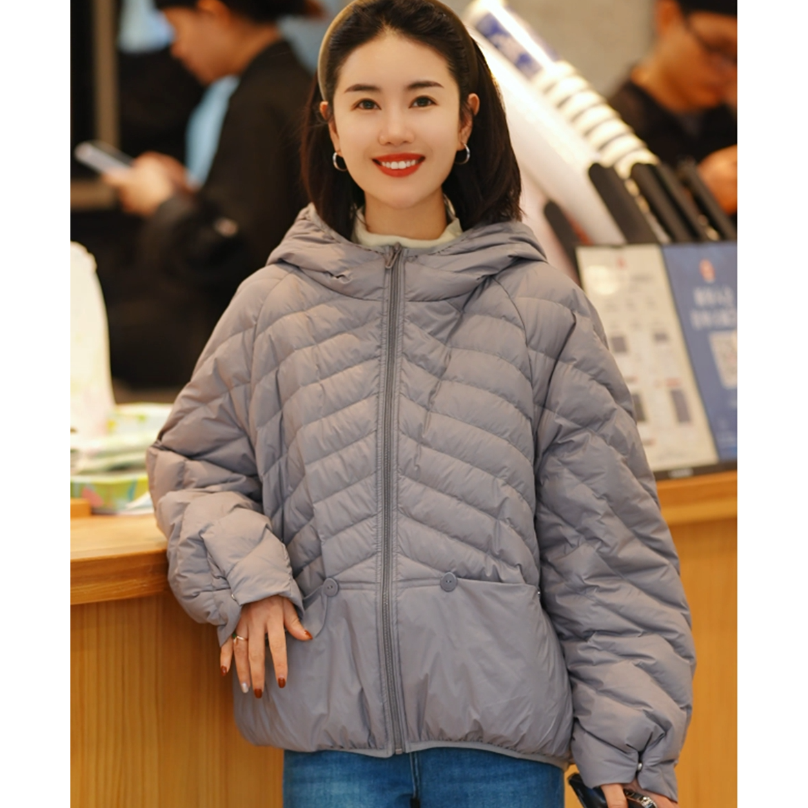 BEIJU 2025新款时尚简约风百搭短款保暖连帽90白鸭绒羽绒服女6894