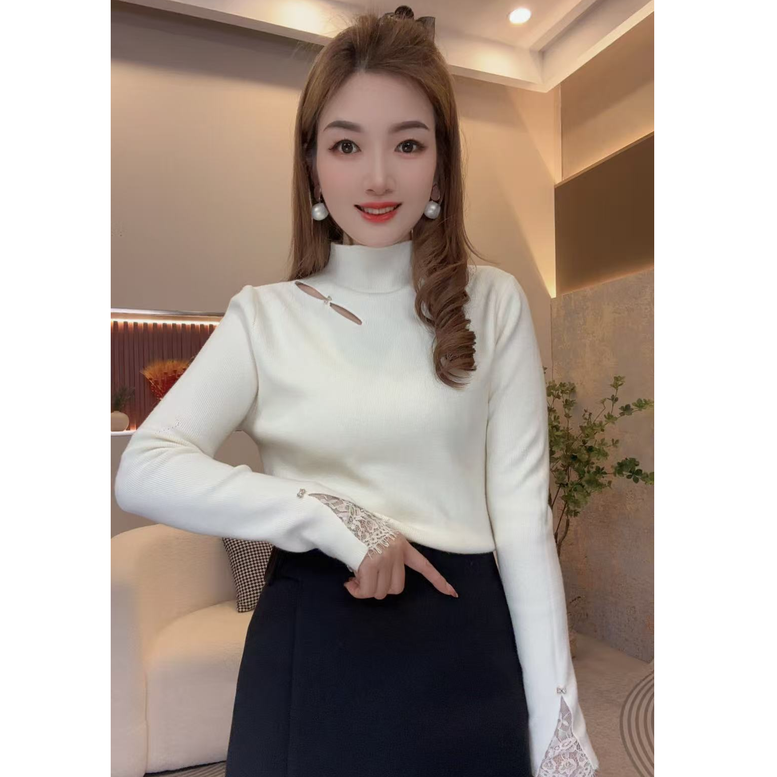 2025冬高级感穿搭设计感露锁骨镂空半高领羊毛混纺针织衫打底衫女