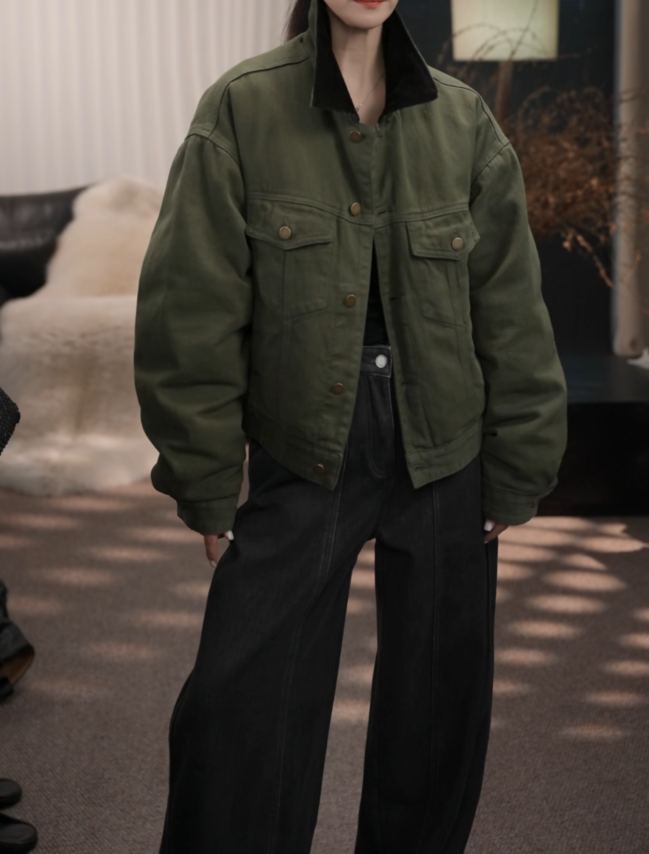 卢尚军绿色短款女羽绒外套2113