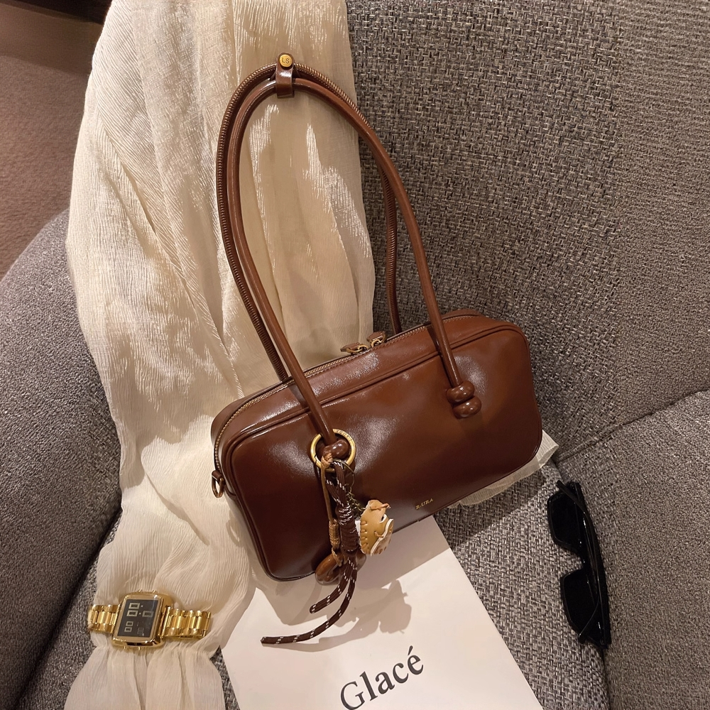 香港品牌2026秋冬新款复古枕头包包女波士顿包通勤手提单肩斜挎包