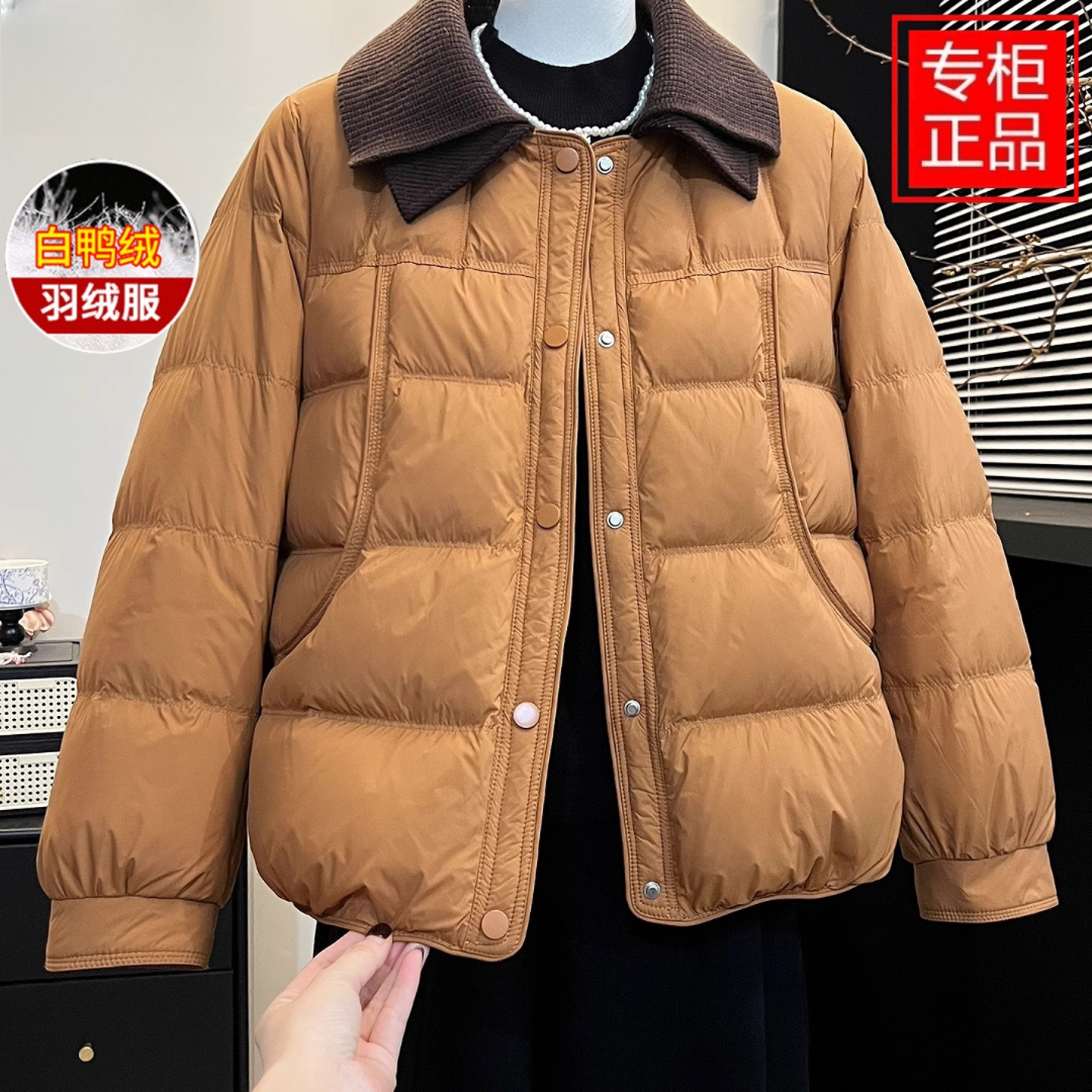 妈妈装翻领拼接羽绒服冬季新款2025中老年短款加厚保暖白鸭绒外套