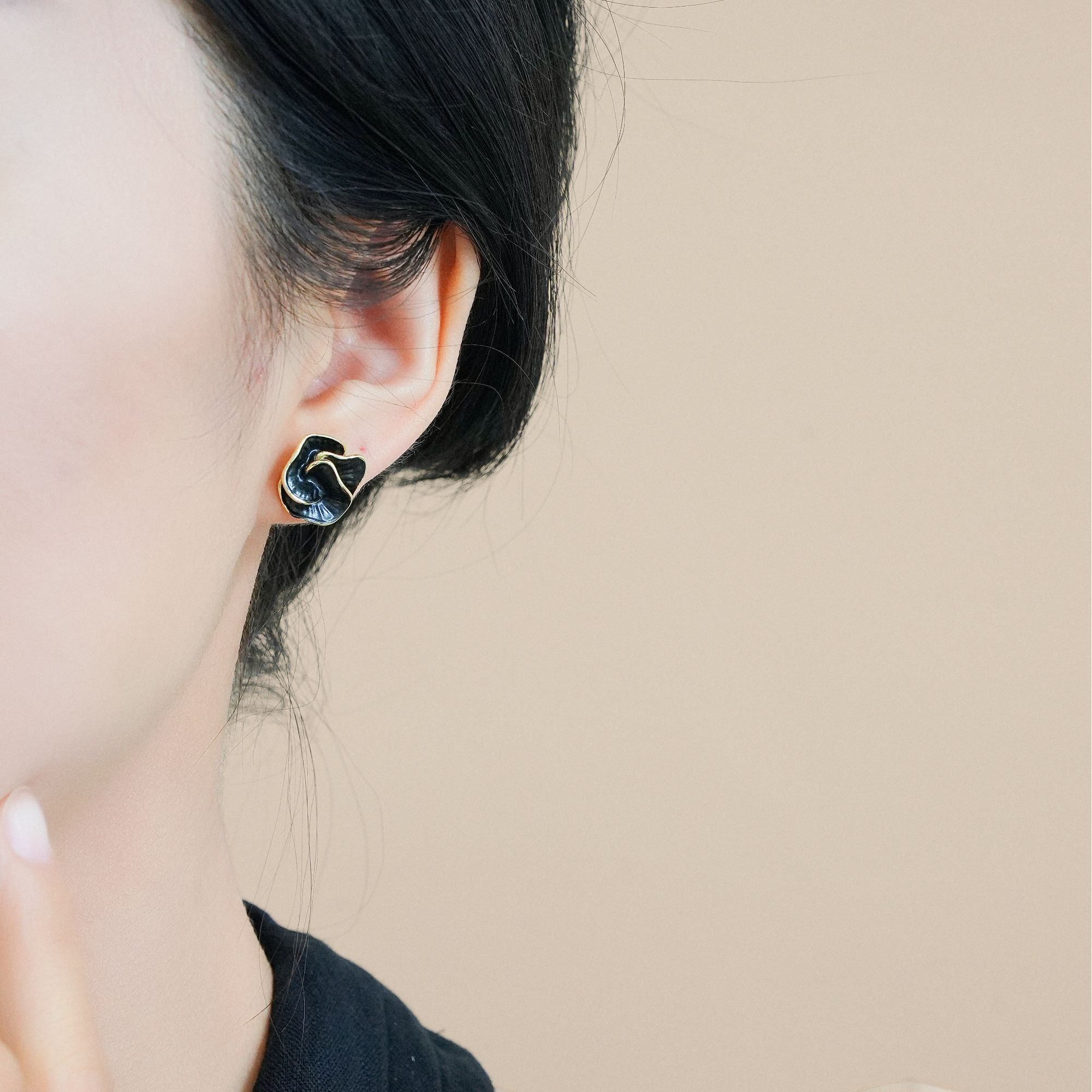 铜合金耳饰 黑色山茶花耳钉女气质小众设计独特夏天耳环高级感