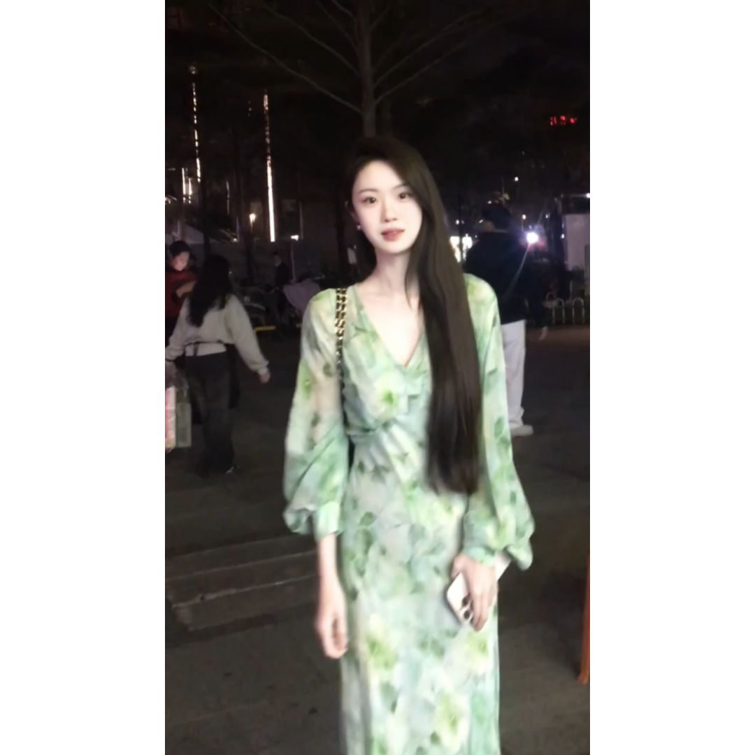 法式优雅V领长袖雪纺碎花连衣裙女2025新款度假裙A字长裙