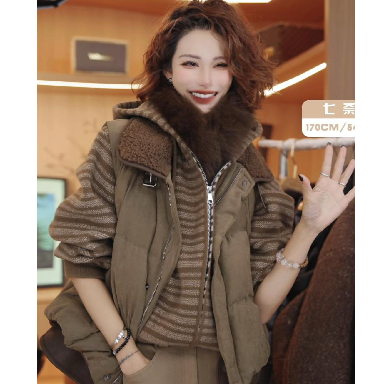 七奈 「灵玉」宽松显瘦短款合身羽绒马甲QN13522