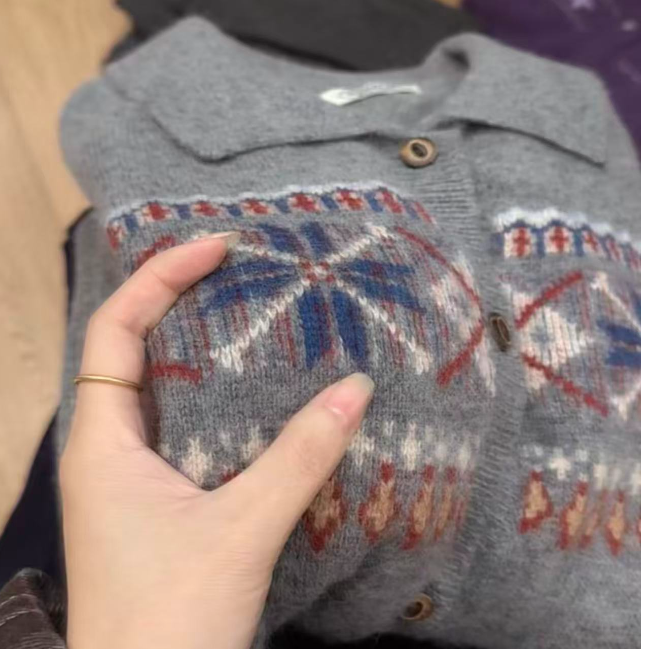 七言家巨软冰岛灰复古提花翻领开衫毛衣@