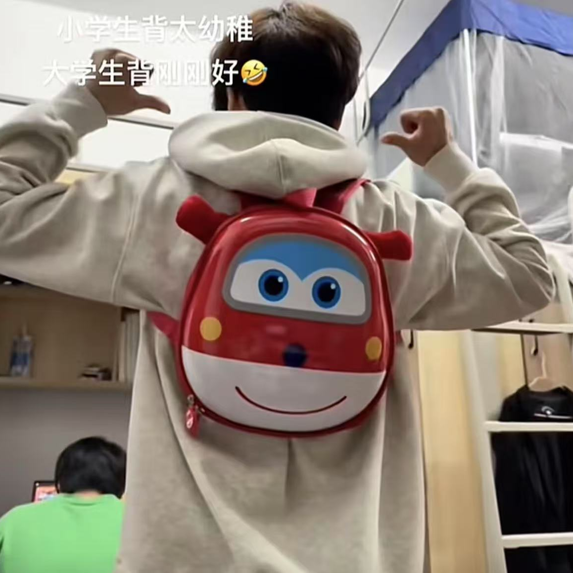 儿童小飞侠书包羽毛球包大学生可爱双肩包摩托车机车包宿舍朋友包