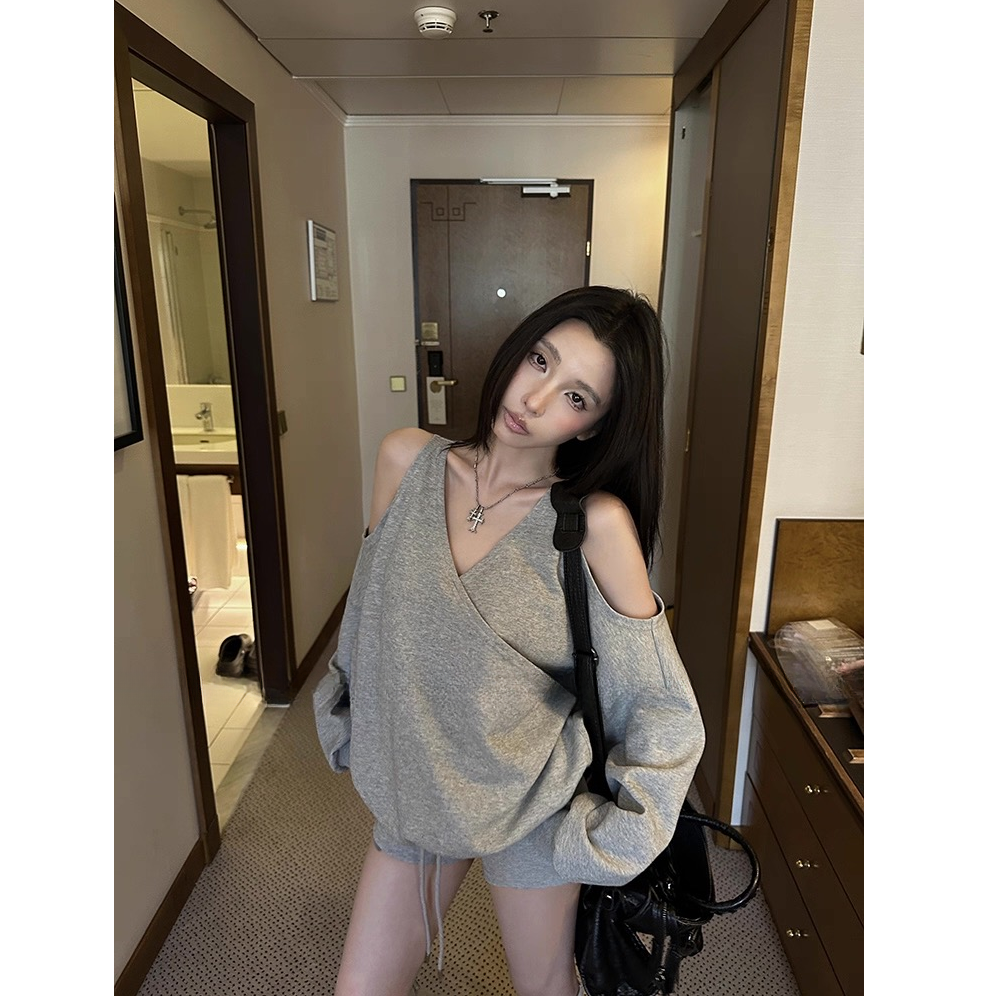 慵懒露肩交叉v领长袖套头卫衣女2025秋季套装灰色直筒短裤两件套