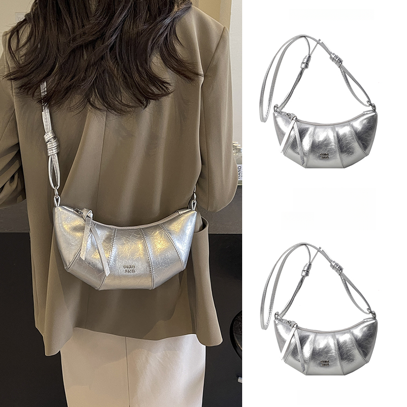 夏天夏季款精致质感小包包女士2025新款银色牛角包拼接百搭斜挎包