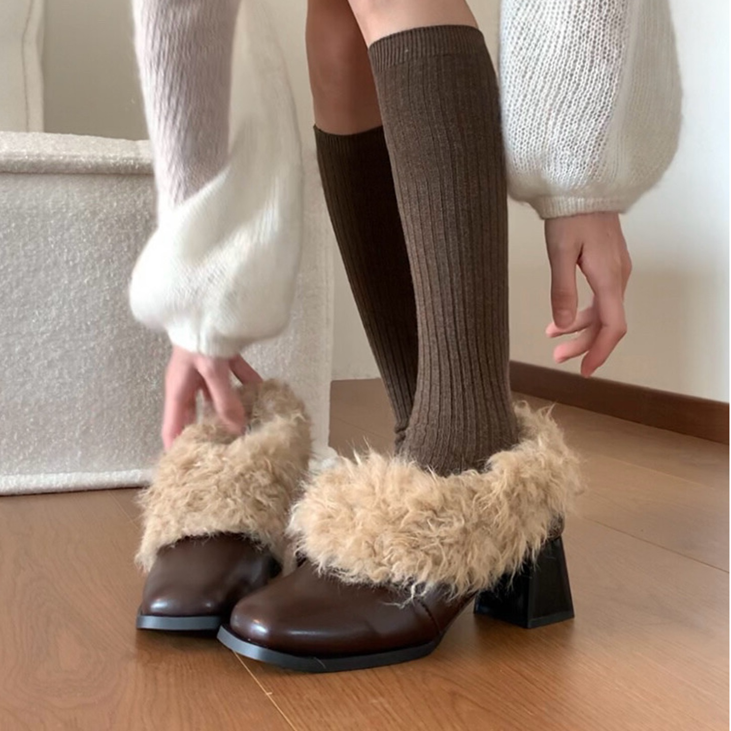 毛毛乐福鞋女2025新款粗跟英伦黑色小皮鞋秋冬季加绒厚底高跟单鞋