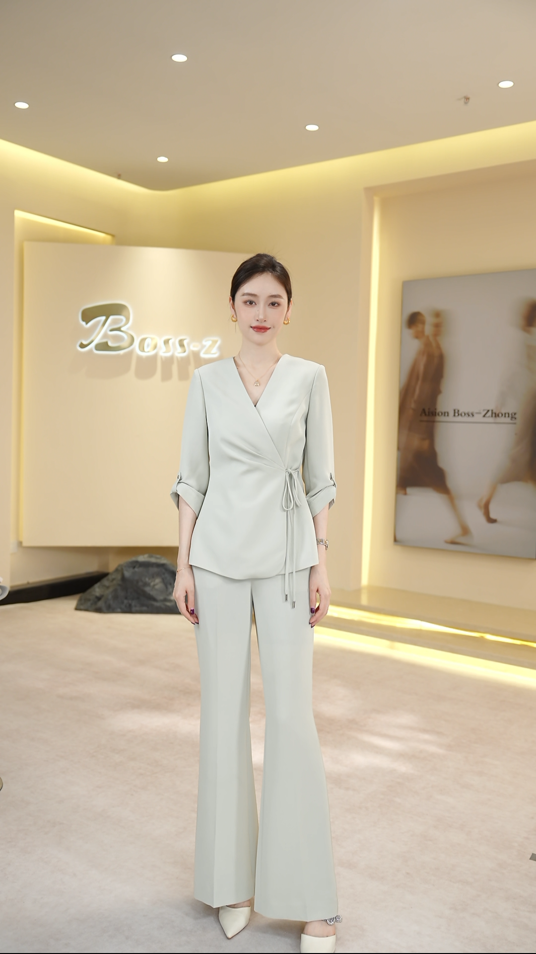 钟老板 灰绿色西装套装女2025夏季薄款七分袖休闲职业西服两件套