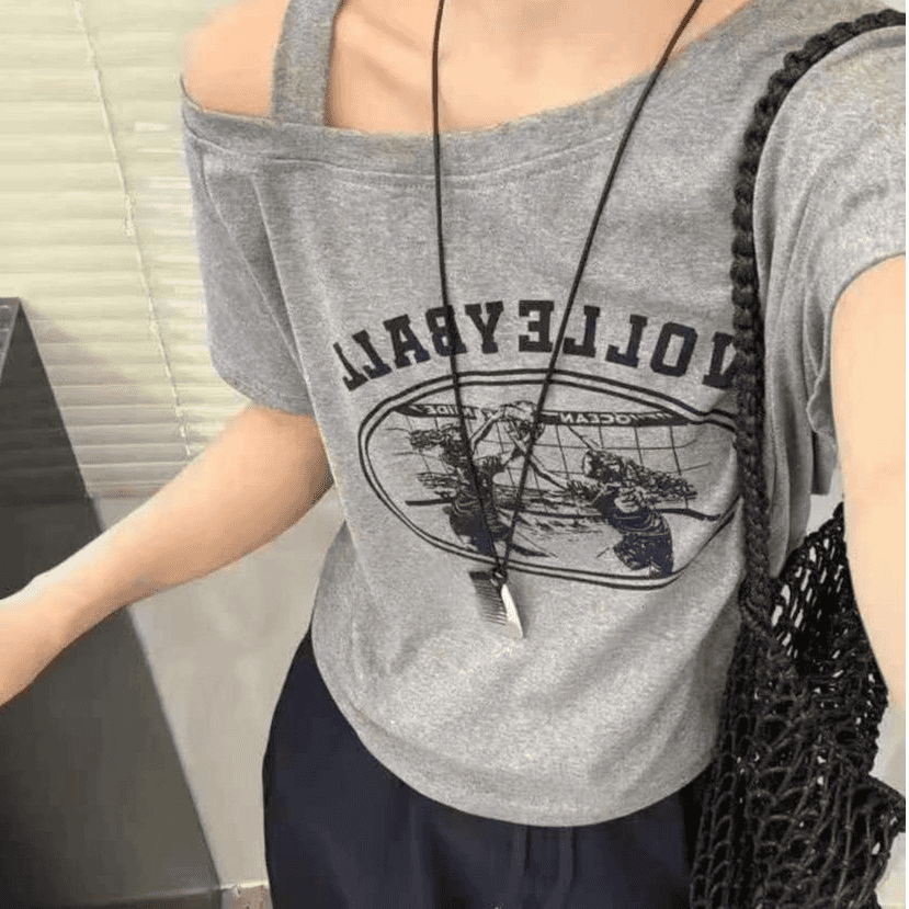 设计感灰色斜肩短袖t恤女夏季修身露肩短款独特小众上衣2025新款
