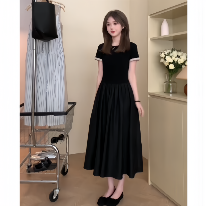 大码女装秋季法式高级感圆领连衣裙胖mm遮肉显瘦赫本风气质小黑裙