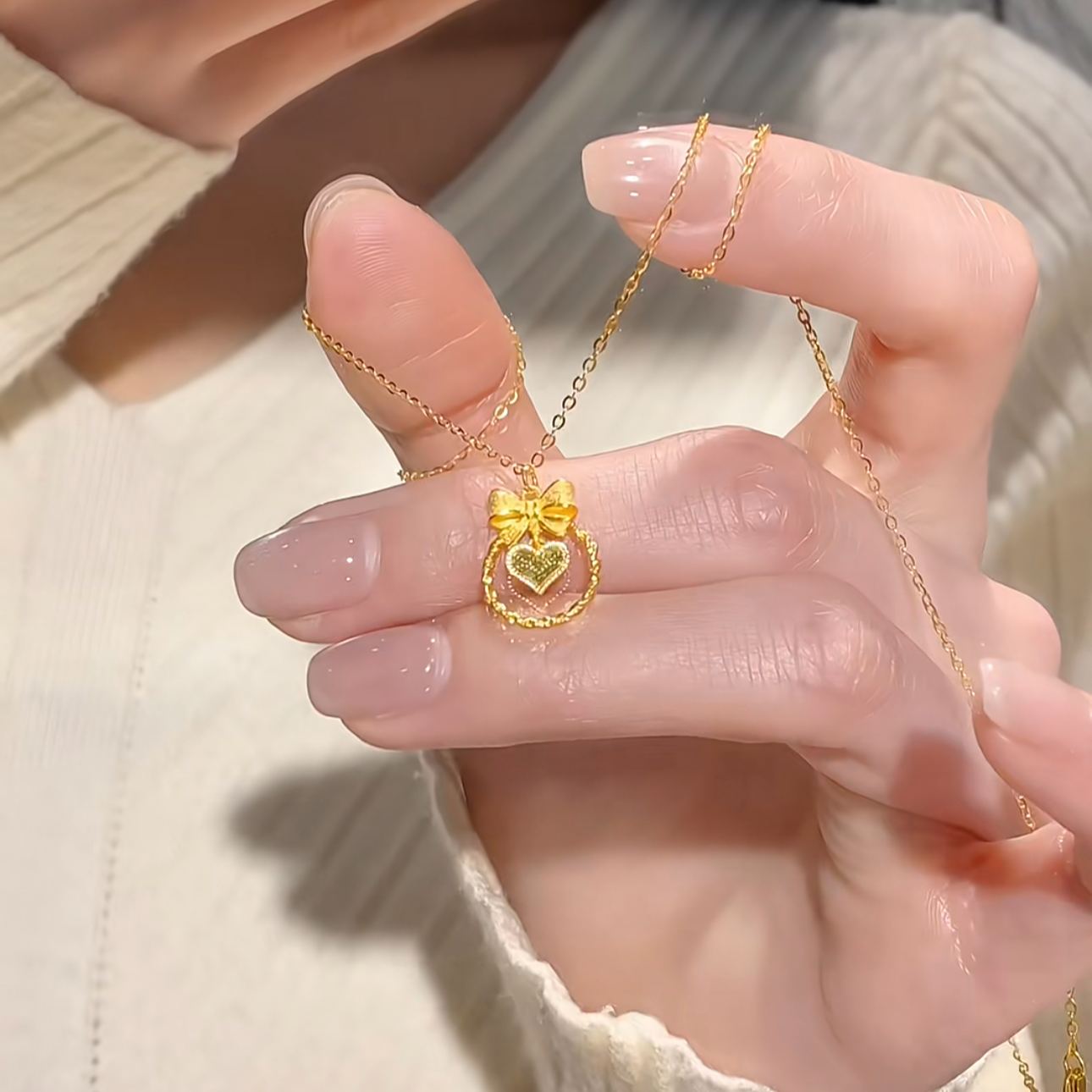 铜合金项链 圣诞花环金色灵动蝴蝶结项链女小众轻奢爱心吊坠