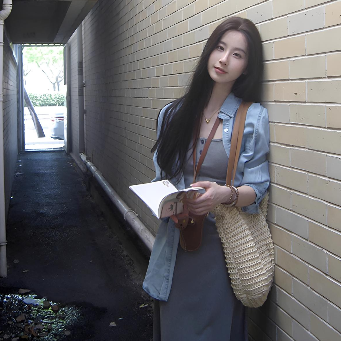 一整套初夏穿搭法式复古牛仔衬衫上衣搭配灰色吊带包臀连衣裙套装