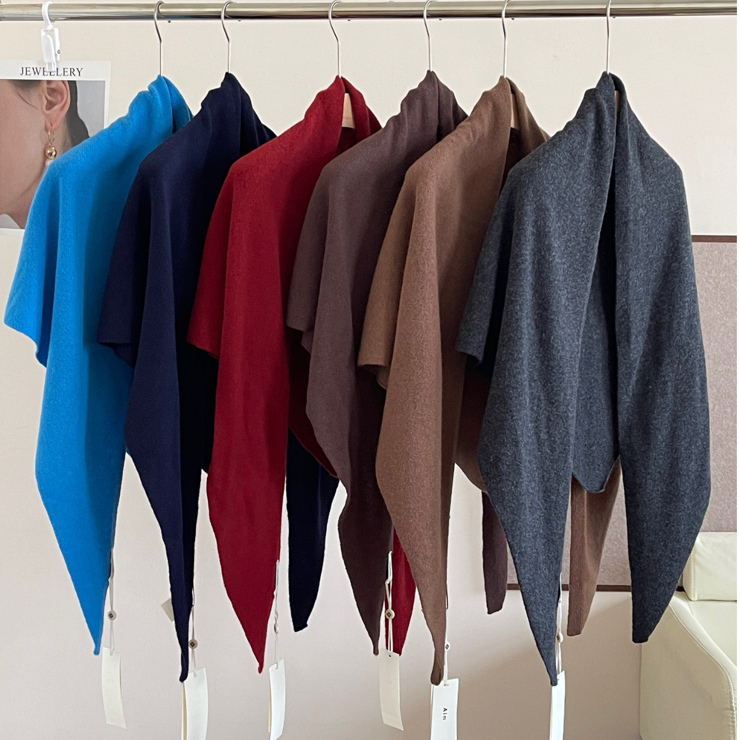 100%纯羊毛三角披肩秋冬季保暖纯色简约百搭高级感外搭围巾护颈肩