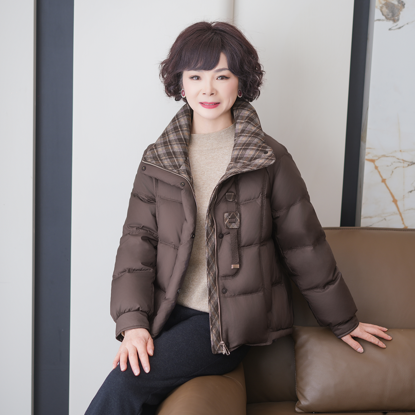 中老年羽绒服女短款2025年新款冬季加厚保暖时尚妈妈冬装外套