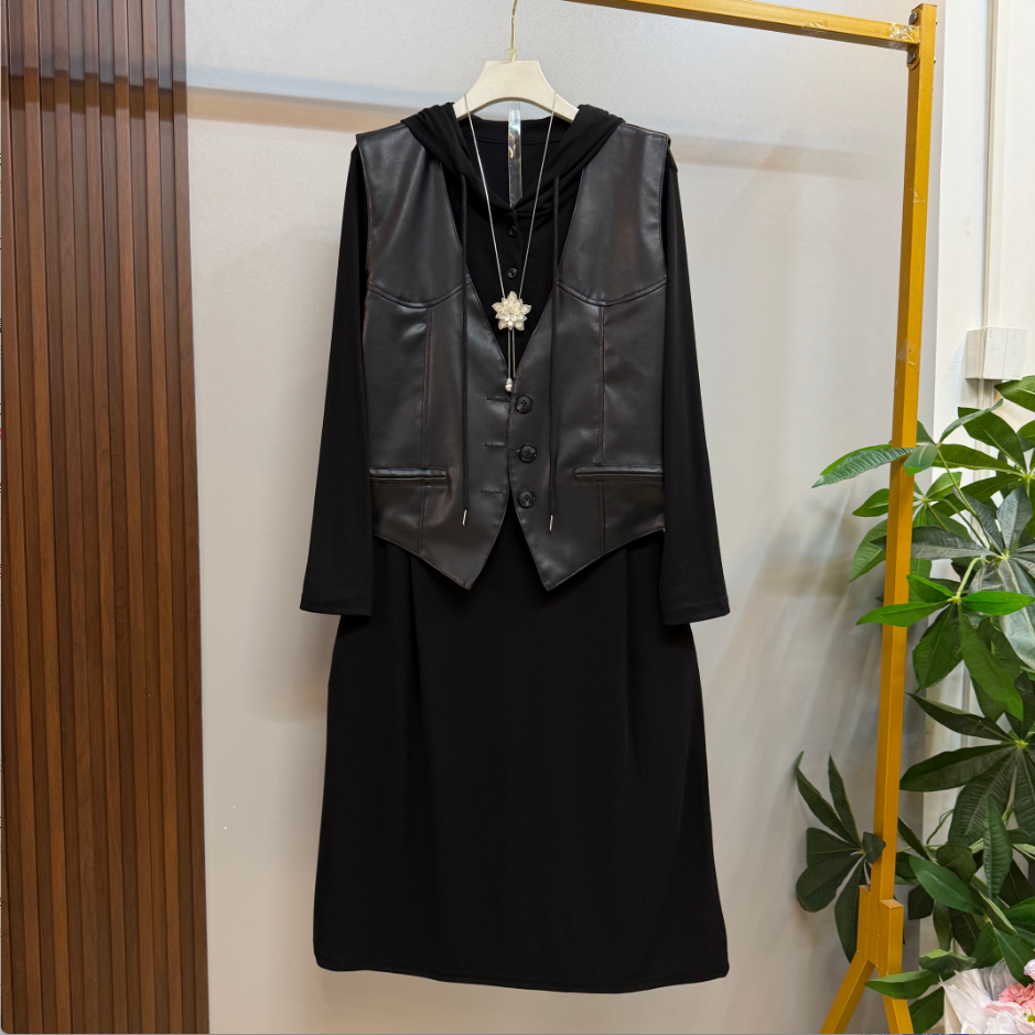 早秋新款时尚洋气连帽打底裙十欧货百搭高品质马甲两件套套装