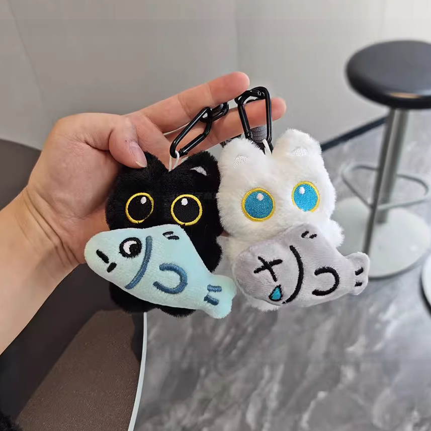 可爱呆萌抱小鱼大眼黑猫毛绒玩偶情侣包挂件创意苹果黑猫钥匙扣TJ