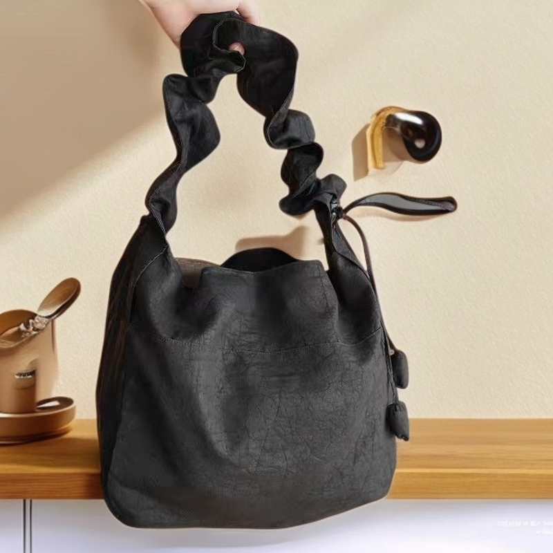 香云纱龟裂纹桑蚕丝可折叠斜挎包黑色百搭小众单肩手拎包