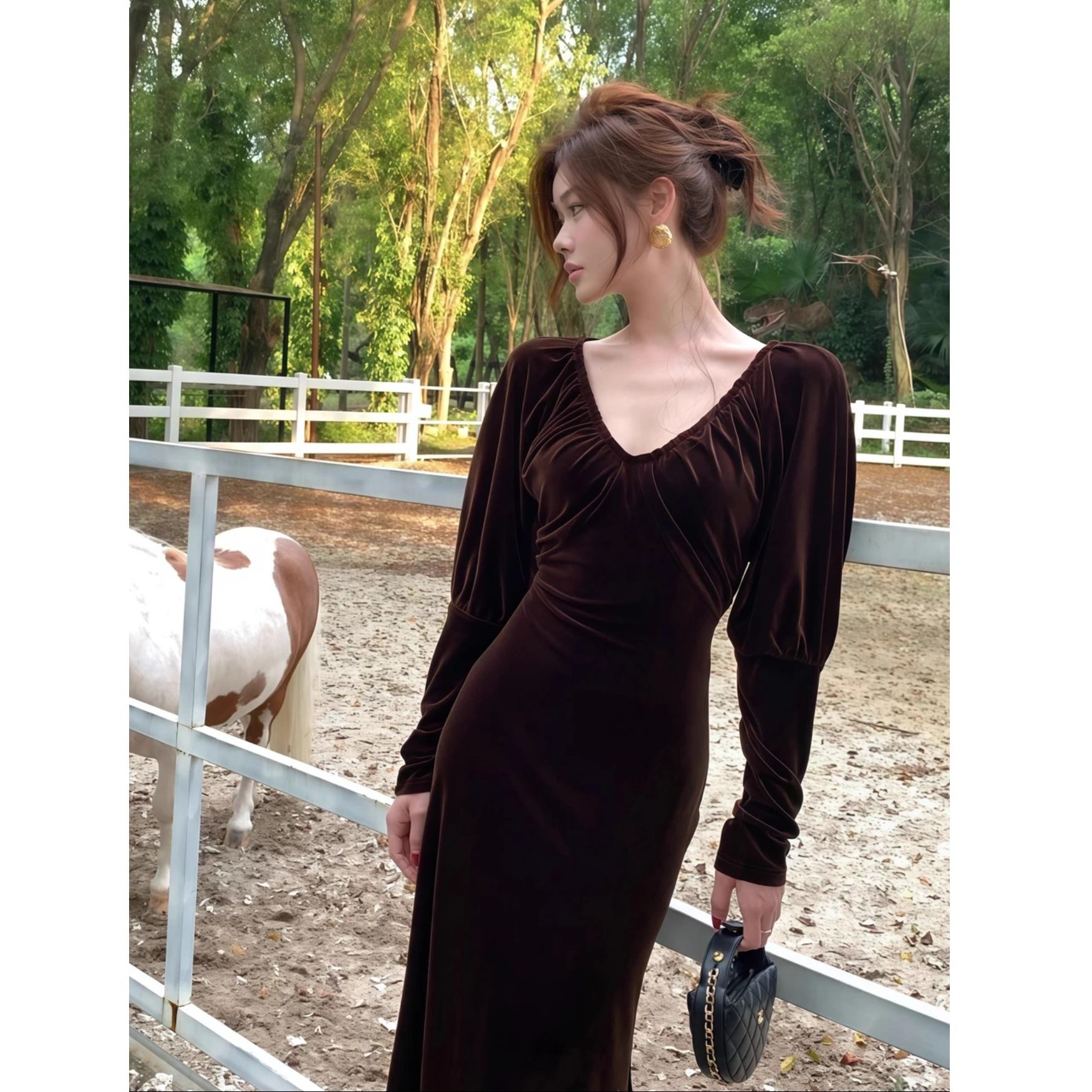 秋季新款法式气质纯欲风深V领长袖丝绒连衣裙女收腰显瘦长裙ins风