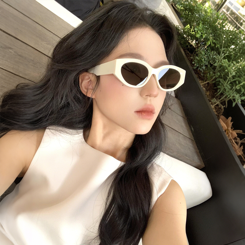 2025新款猫眼白色墨镜女款潮方圆脸遮颧骨显脸小夏季遮阳太阳眼镜