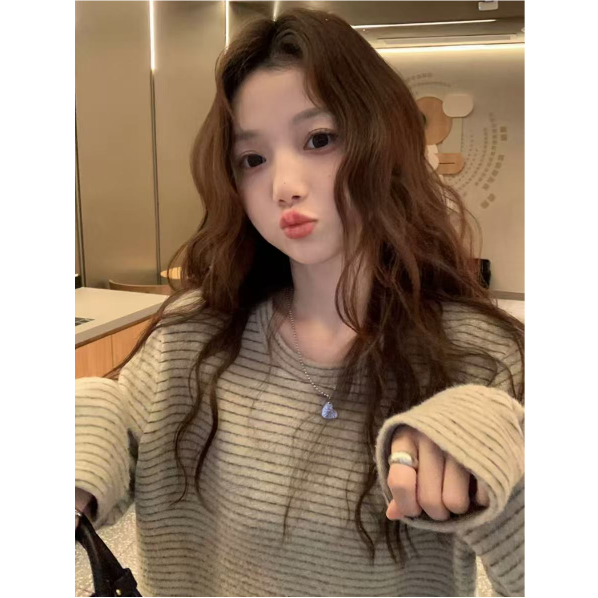 杏色仿兔绒韩系条纹圆领女款秋季宽松大码显瘦慵懒风休闲上衣