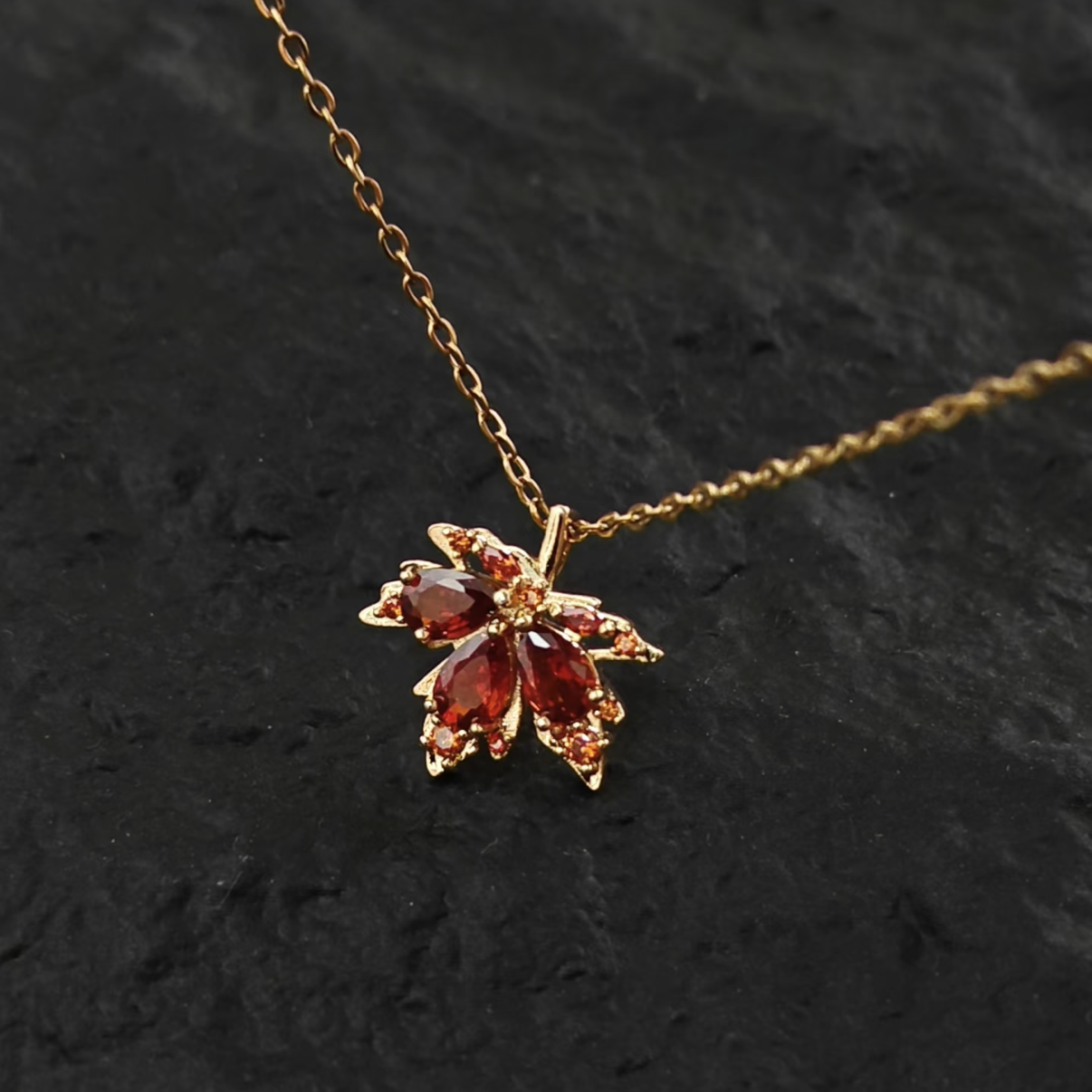 钛钢项链 秋冬新款枫叶吊坠男女高级感百搭毛衣链时尚镶嵌项链ins