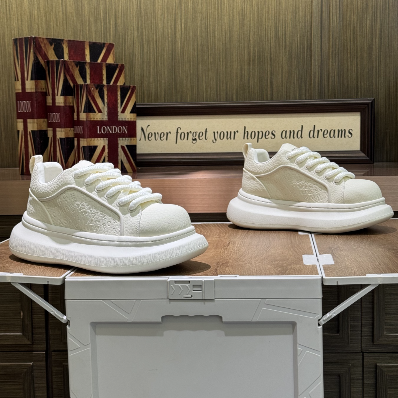 2025秋季新款时尚百搭潮流轻奢高端时尚复刻休闲男鞋（标准码数）