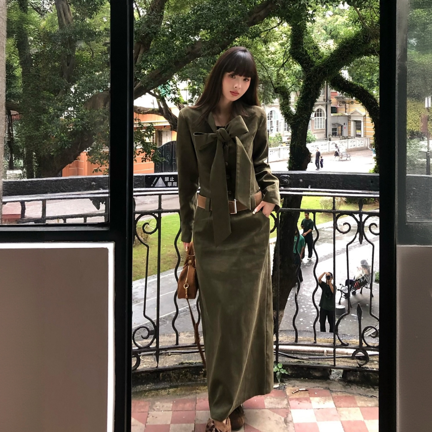 通勤时尚气质正肩长袖连衣裙女2025年秋季新款高质感掐腰连衣长裙