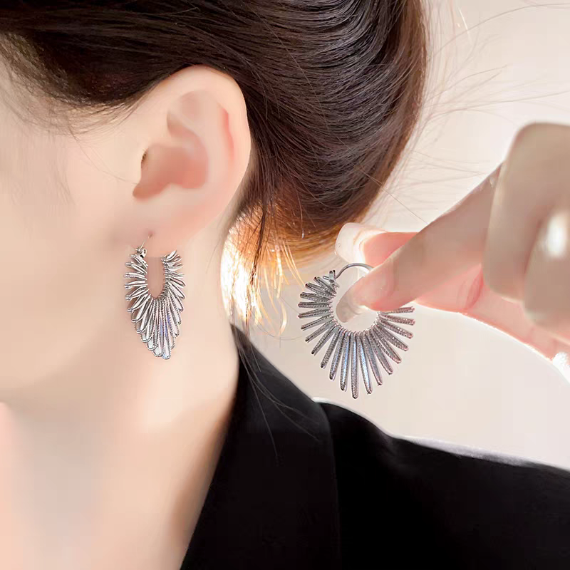 合金耳饰 简约线条桃心耳环独特夸张小众耳扣高级感轻奢耳饰女